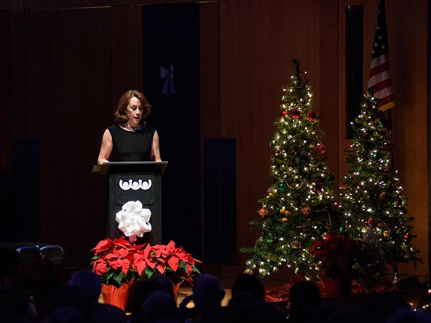 珍妮·戴维森总统在《城市节日贺卡》的舞台上朗读
